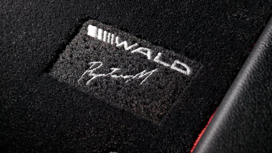 Детали интерьера Toyota C-HR Hybrid Sports Line by Wald 2018 года  (фото 18 из 18)